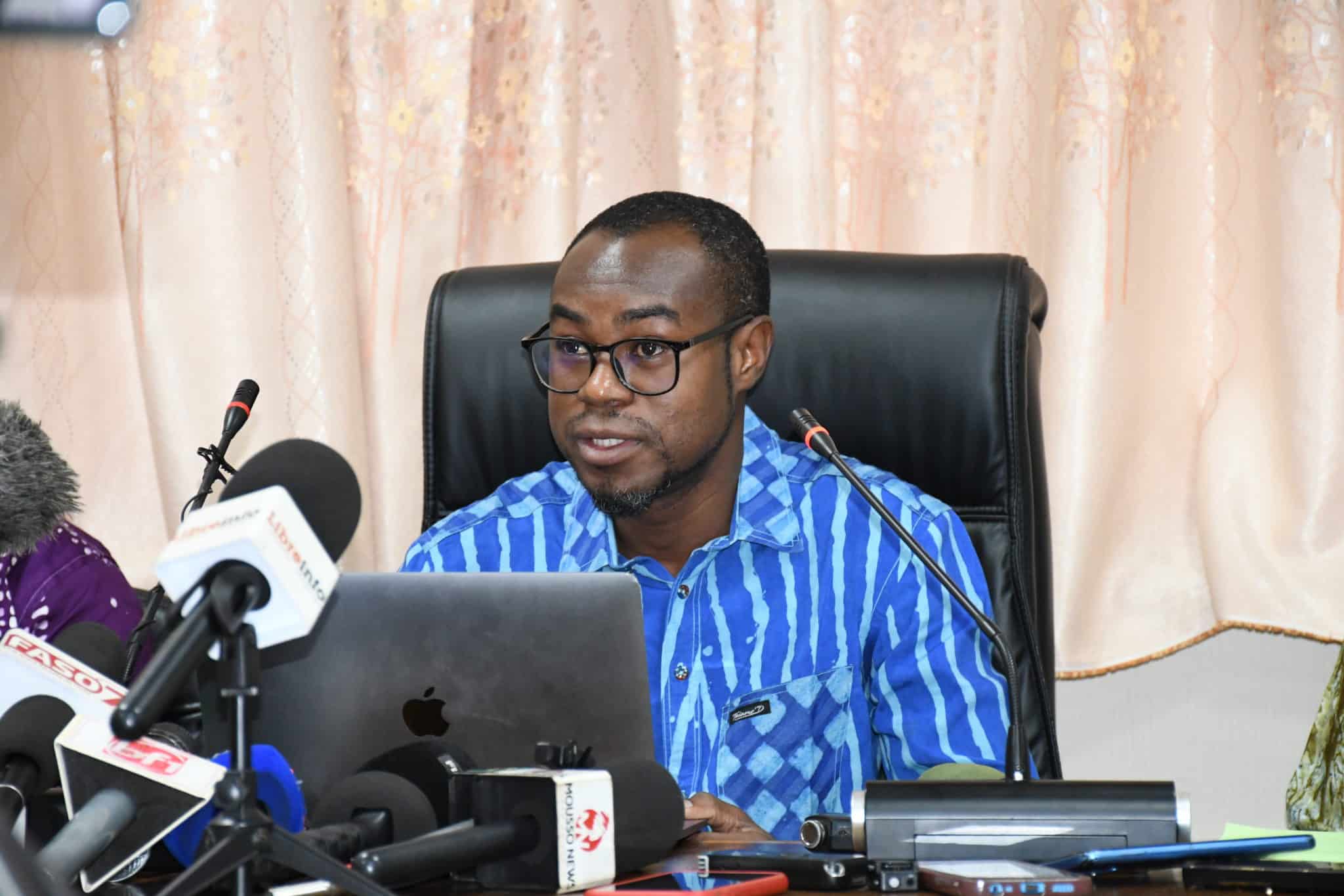 Le Dr Judicaël Wendkouni Djiguemdé, Directeur des affaires juridiques, détaillant les sanctions prévues en cas de non-respect des nouvelles dispositions académiques
