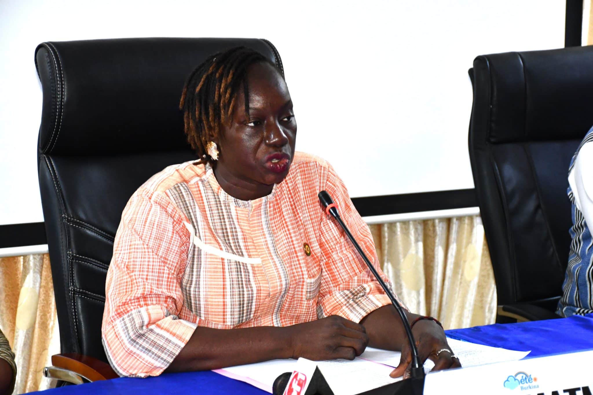 Kiswendsida Alice Ouédraogo, Secrétaire Générale Adjointe du Ministère de l'Administration Territoriale et de la Mobilité, présidant la cérémonie d'ouverture