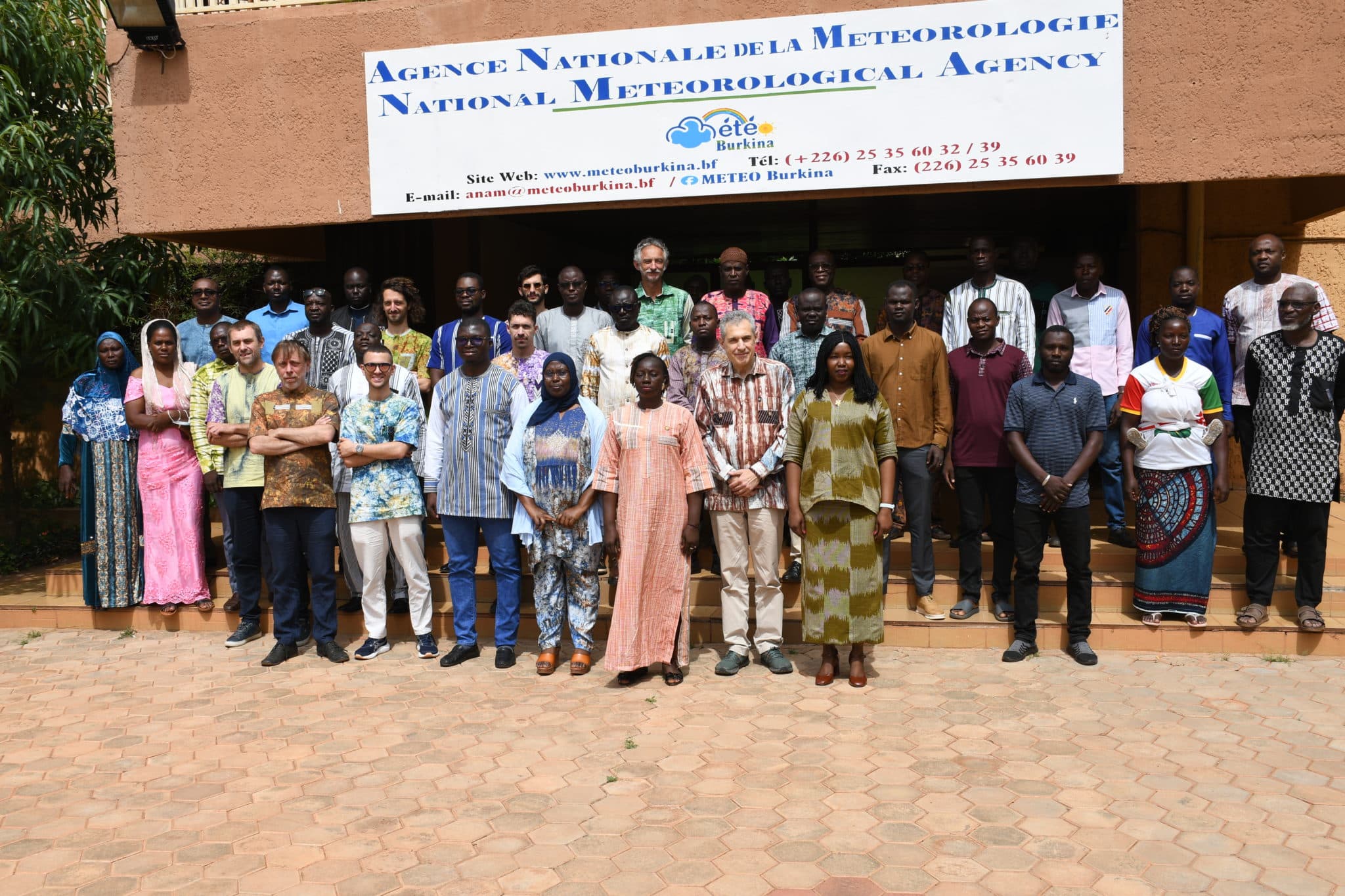 Photo de famille regroupant les représentants des communes exposées, les services techniques du Burkina Faso et du Niger, ainsi que les experts internationaux