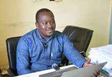 Moïse Kwamé Badiel, responsable suivi-évaluation du PIDACC/BN, lors d'une mission de contrôle sur un site de restauration de terres. @Burkina 24