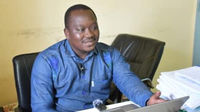 Badiel Kouamé Moïse, responsable suivi-évaluation du PIDACC/BN, lors d'une mission de contrôle sur un site de restauration de terres. @Burkina 24