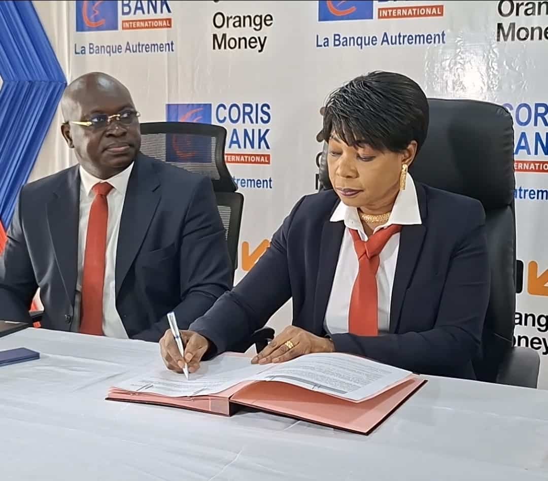 Signature de la convention de partenariat entre Coris Bank International SA et Orange Money Burkina Faso par Madame la Directrice Générale.