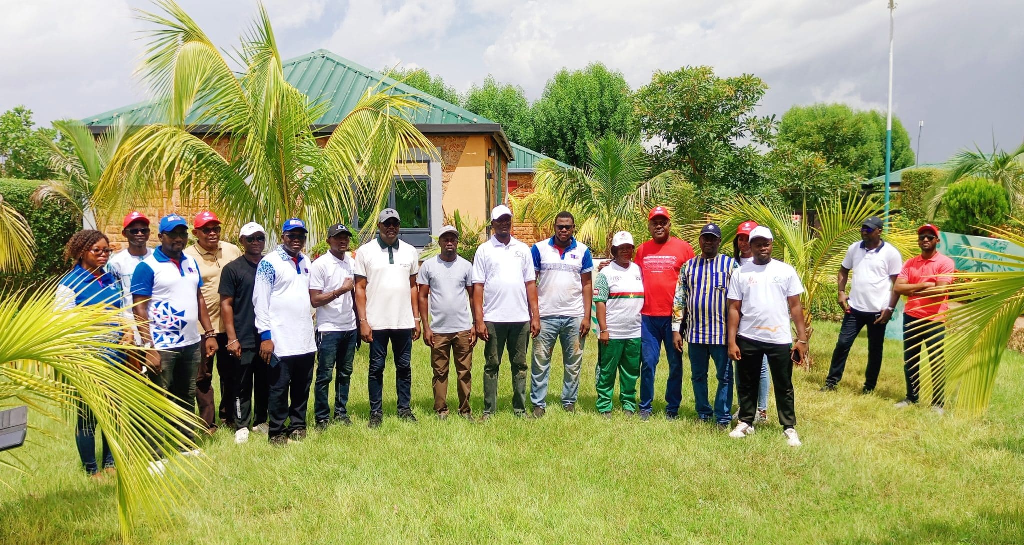 Les organisateurs et les responsables du site lors de la phase de plantation