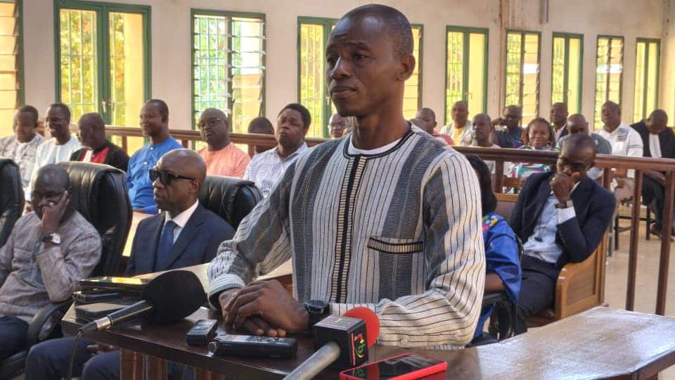 Le nouvel Agent Judiciaire de l'État, Issa Gouo, recevant les félicitations après son installation