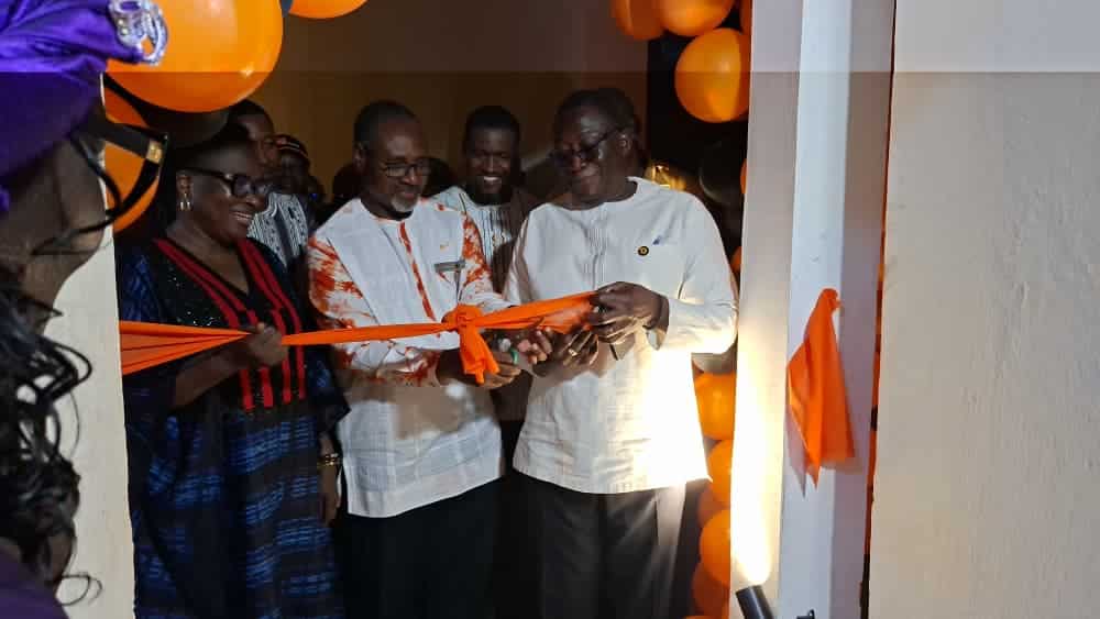Coupure officielle du ruban marquant l'ouverture du nouvel Orange Digital Center à l'Université Norbert Zongo de Koudougou.