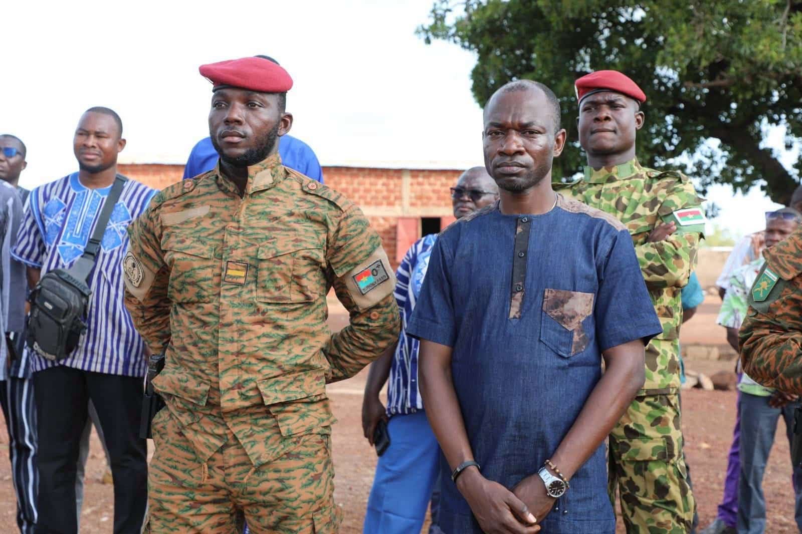 Échanges entre le Dr Robert Kargougou et les responsables du Centre médical militaire de la Garnison