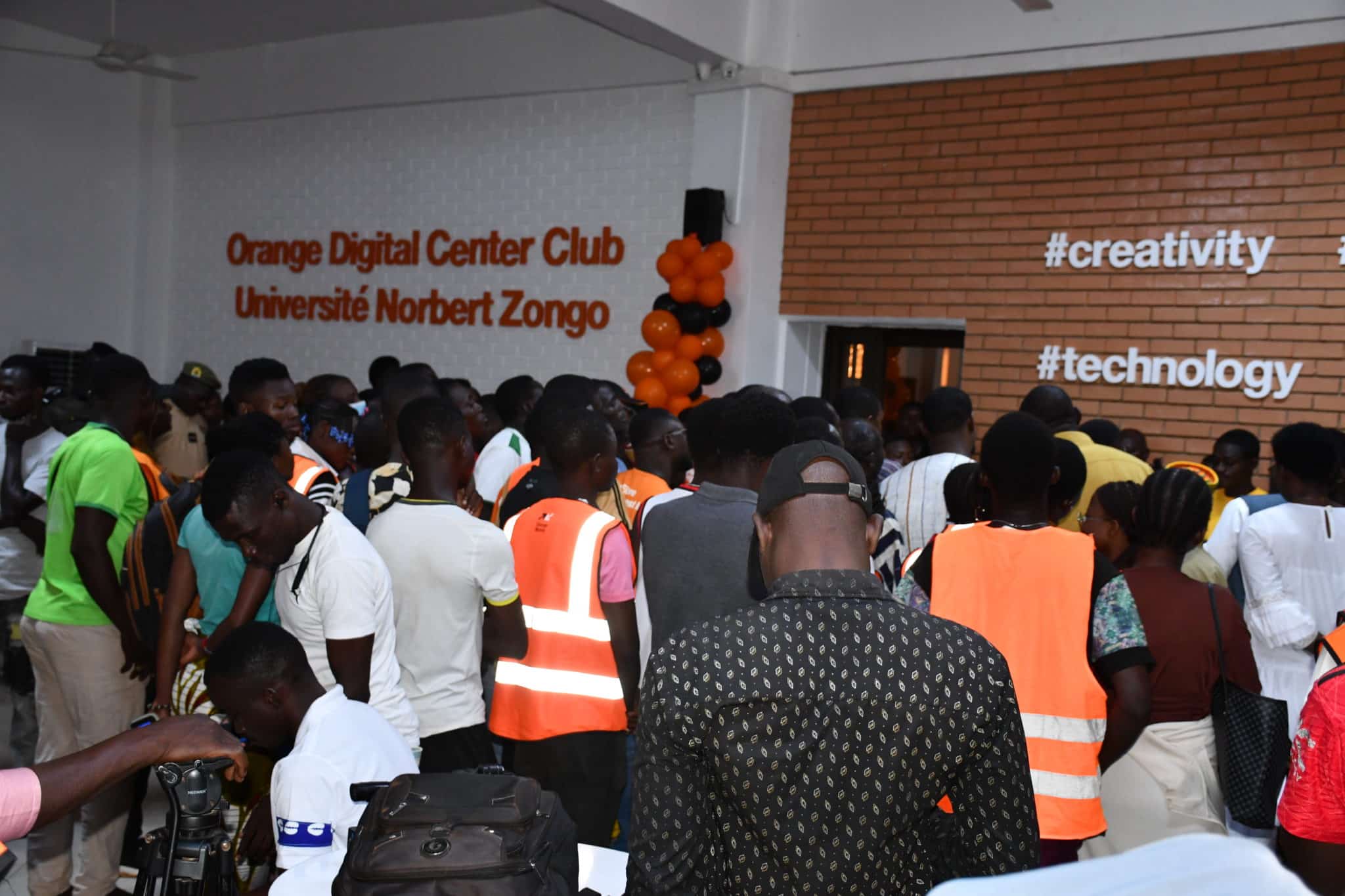 Des étudiants de l'Université Norbert Zongo découvrant les nouveaux espaces technologiques et les équipements mis à leur disposition au sein du centre.