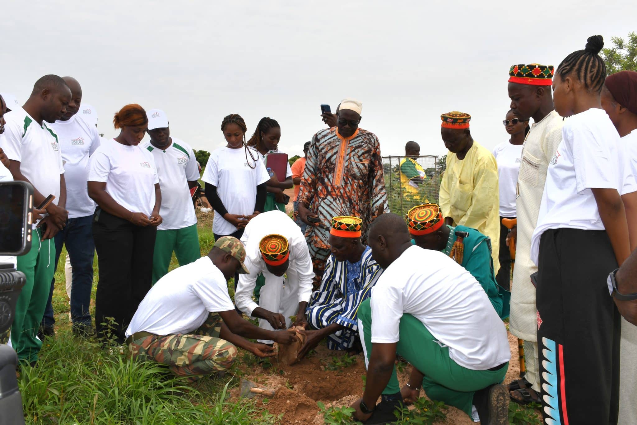 Les agents de SOSID IMMO et les autorités mobilisés sur le site de Zagbega pour l'opération de reboisement. © Burkina 24