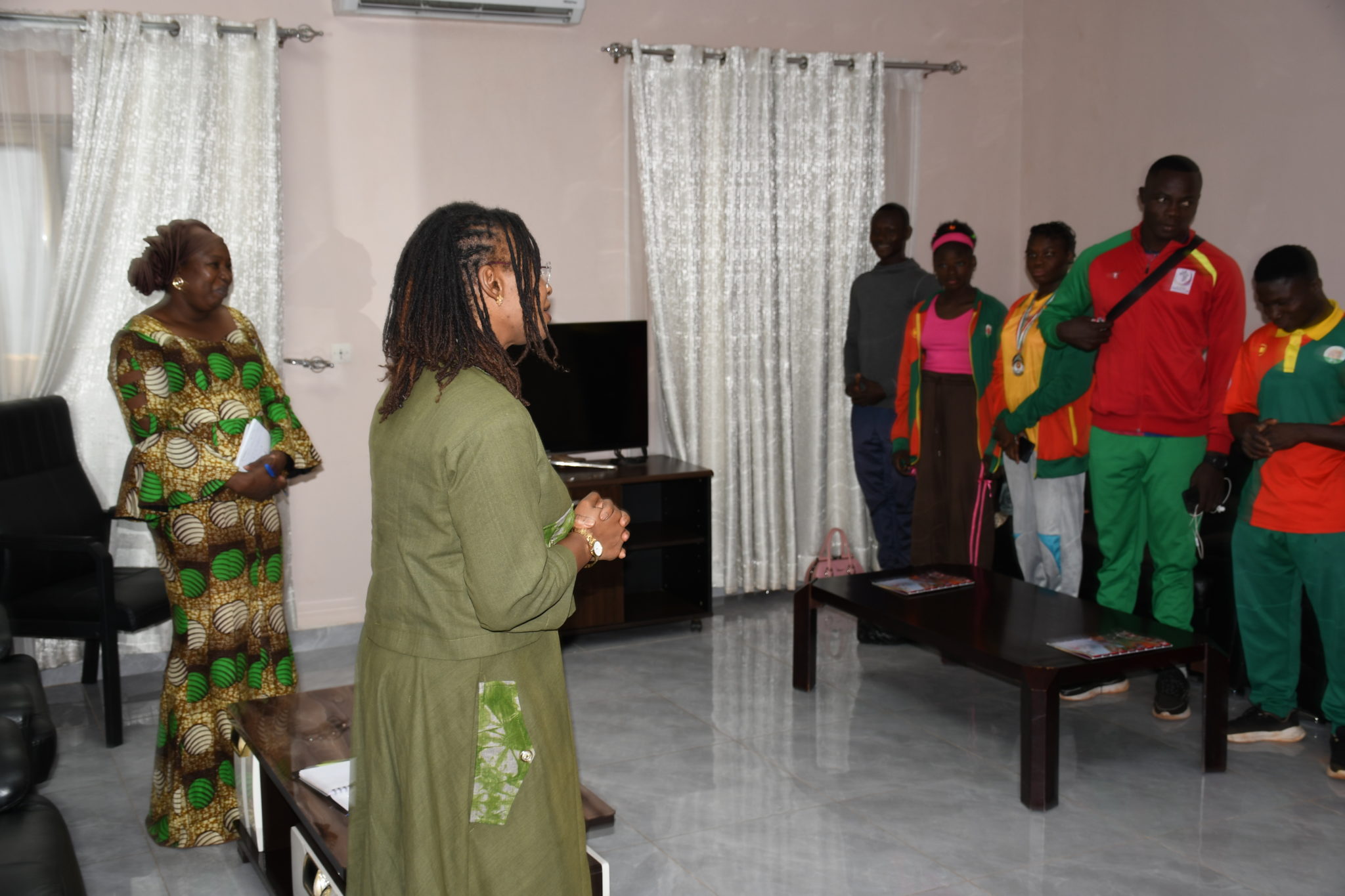 La directrice générale du FASP, Ida Ouédraogo/Paré, recevant les Étalons lutteurs auréolés de leurs huit médailles décrochées au Burundi