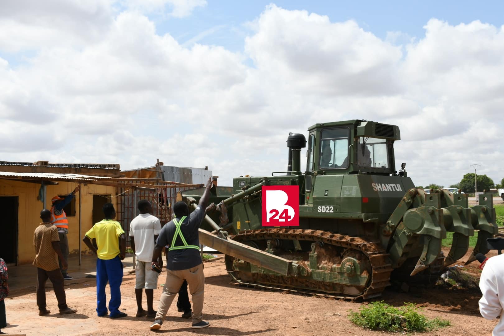 Des engins de chantier à l'œuvre sur la voie de contournement de Ouagadougou