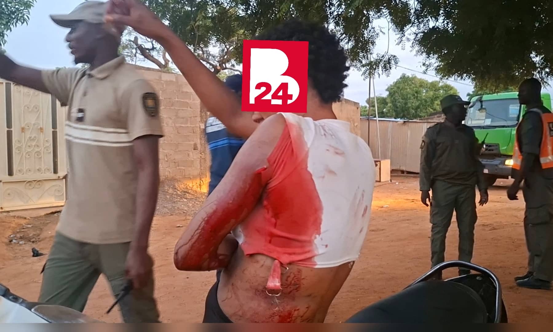 jeune femme blessée à l'arme blanche, retrouvée sur une moto lors de l'évacuation du site de « Allah Ti Kouma » à Sondogo
