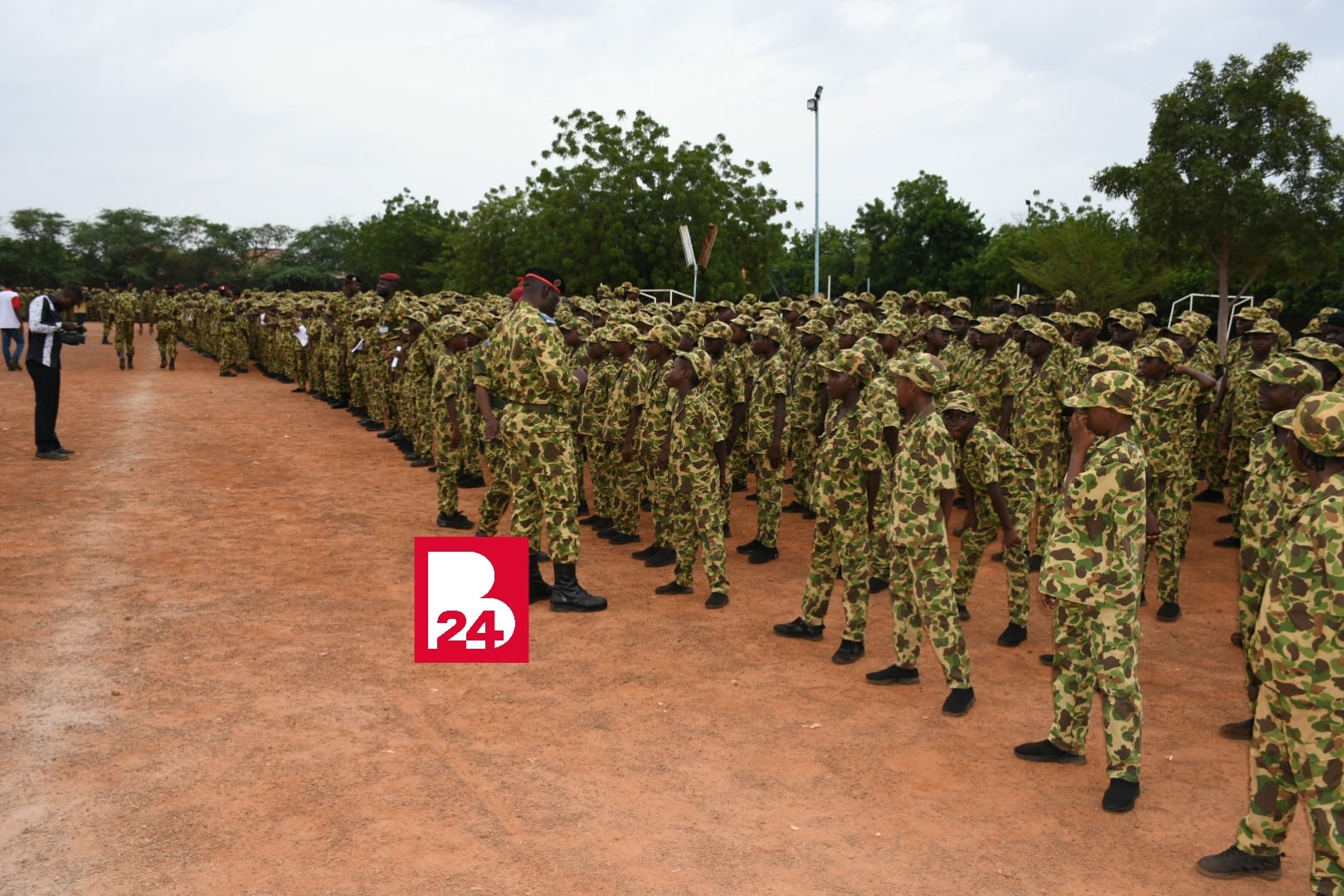 vue des campeurs en treillis militaires lors de la cérémonie de clôture au lycée de la jeunesse de Ouagadougou