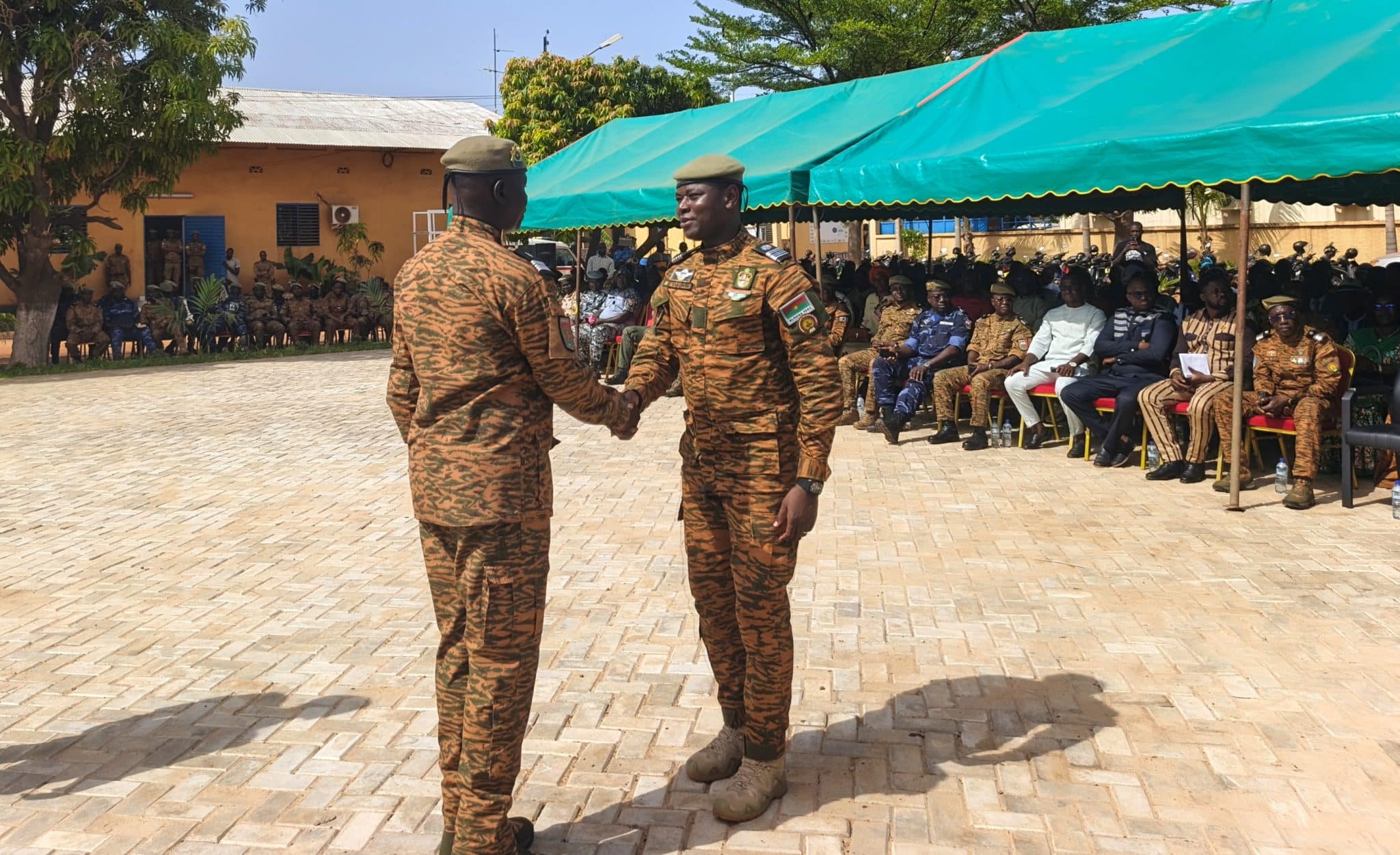 Le colonel Issa Yaguibou, chef d'état-major de la Gendarmerie nationale félicitant le nouveau commandant de la 3e légion