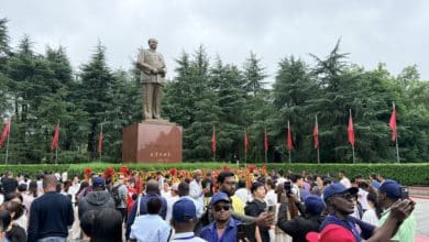 Le visage légèrement souriant, le « père de la Chine moderne » semble observer la foule qui avance dans le silence