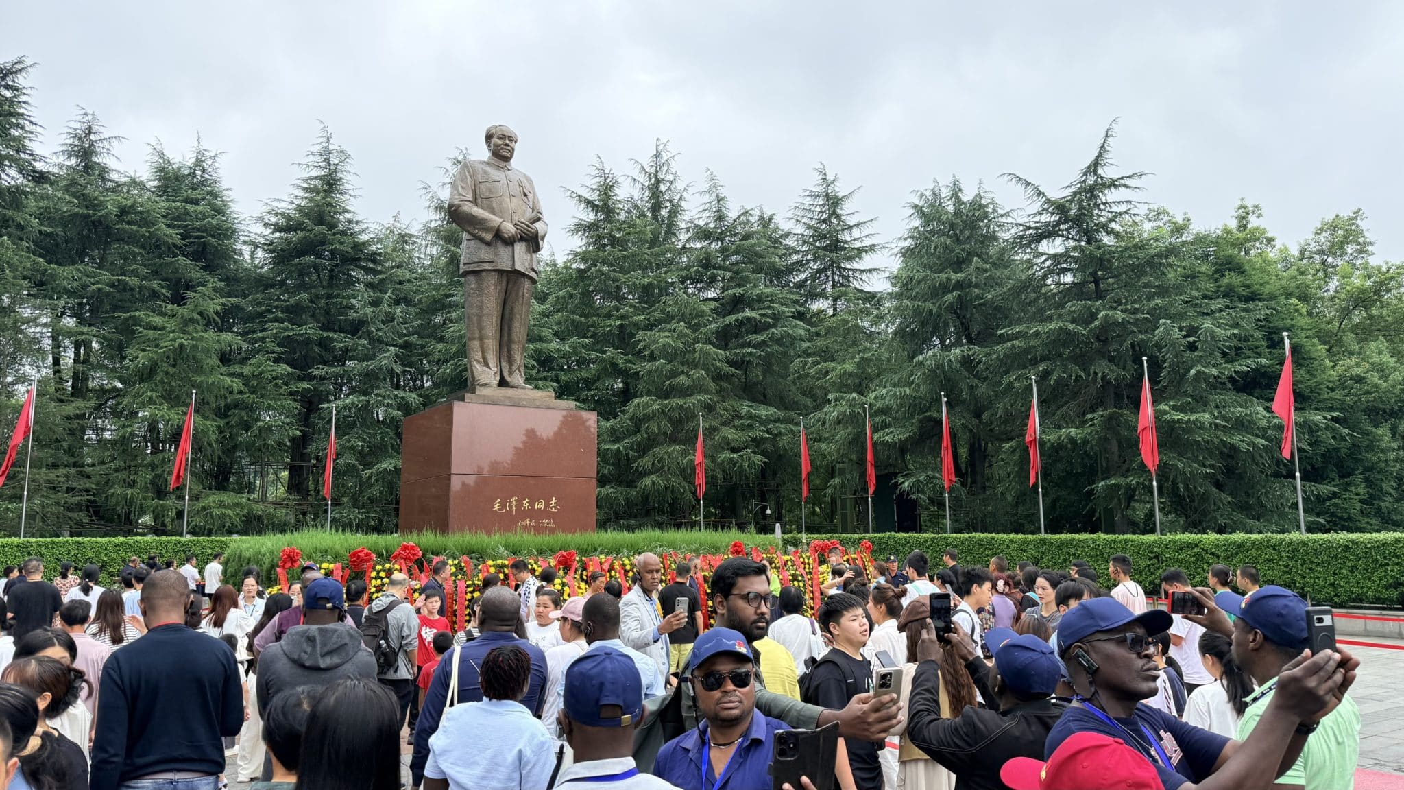 Le visage légèrement souriant, le « père de la Chine moderne » semble observer la foule qui avance dans le silence