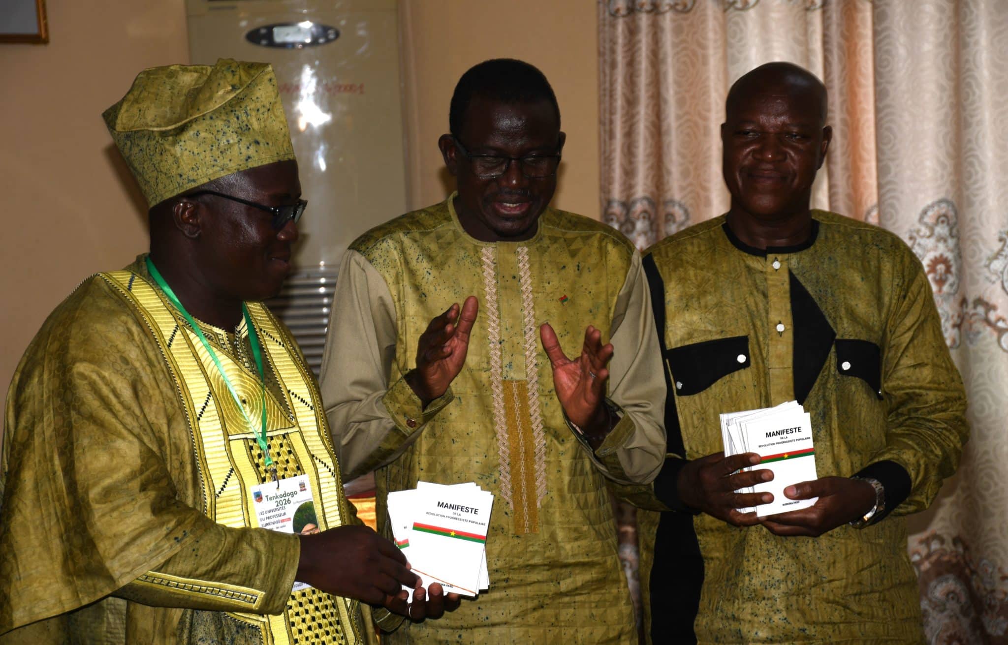 Le Pr Moumouni Zoungrana remettant des exemplaires du manifeste de la révolution aux membres du bureau exécutif de l'Amicale. @Burkina 24