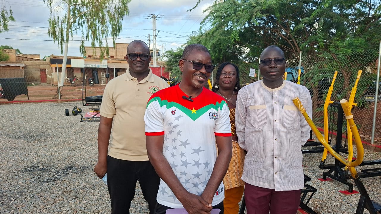 Les représentants du ministère, avec à leur tête le chargé de mission Bado Bagora, ont salué l'ingéniosité du promoteur et la qualité des équipements fabriqués localement