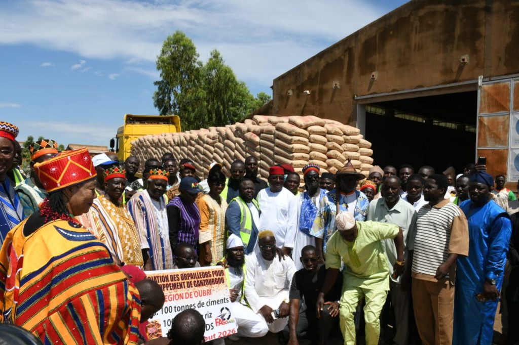 Ganzourgou miners mark first anniversary with donation of cement, rice and uniforms