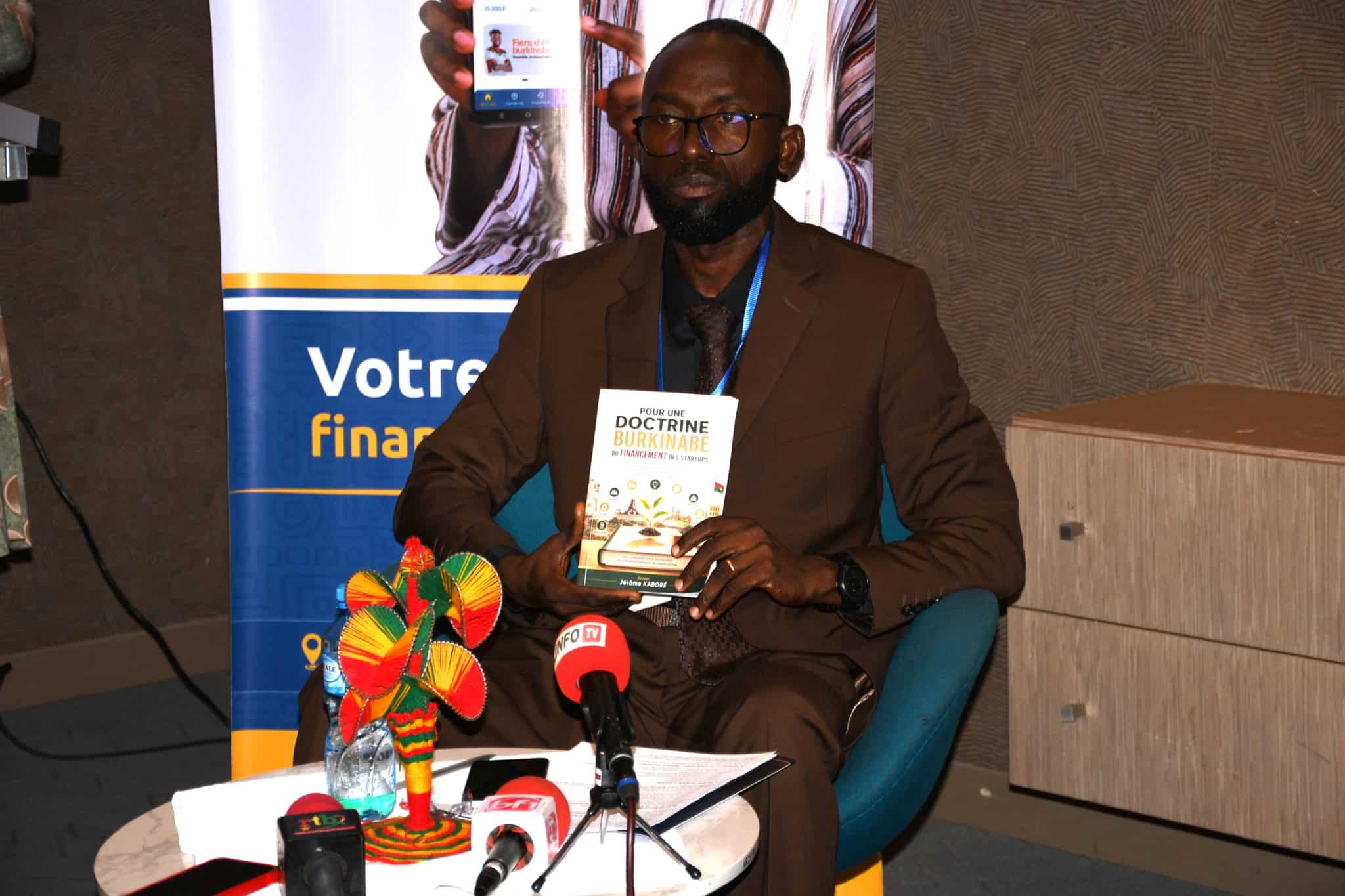 Exposition de l'ouvrage « Pour une doctrine burkinabè du financement des start-ups » en marge de la conférence de presse