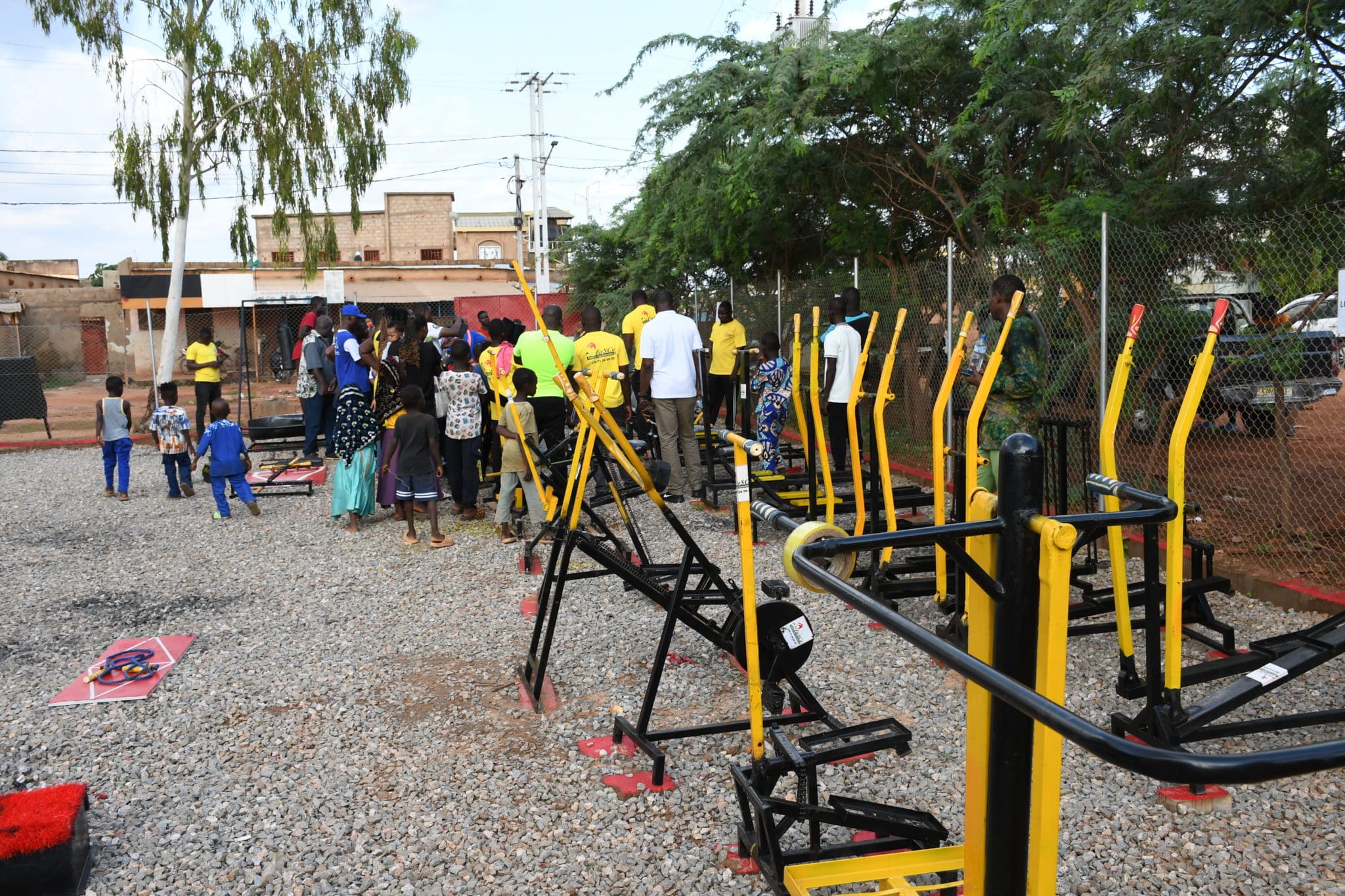 * **Le matériel est conçu** et fabriqué localement au Burkina Faso par FASCo DAS INNOVATION pour répondre aux besoins de la population à un coût accessible.