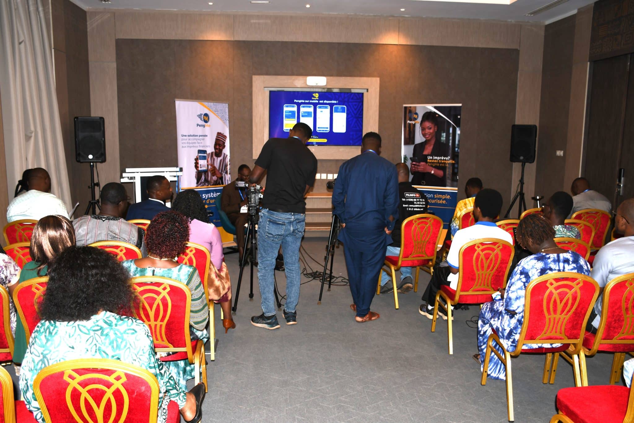Vue du public et des professionnels des médias présents à l'Azalaï Hôtel pour le lancement de PengMe