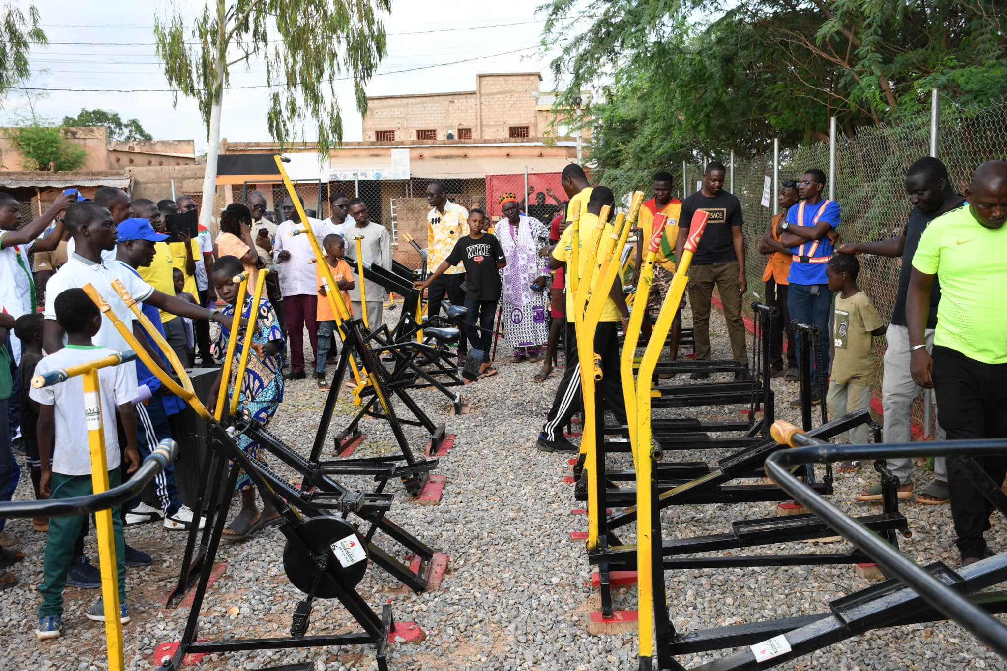 Les participants découvrent les nouveaux appareils de fitness lors du lancement de l'espace à Ouagadougou.