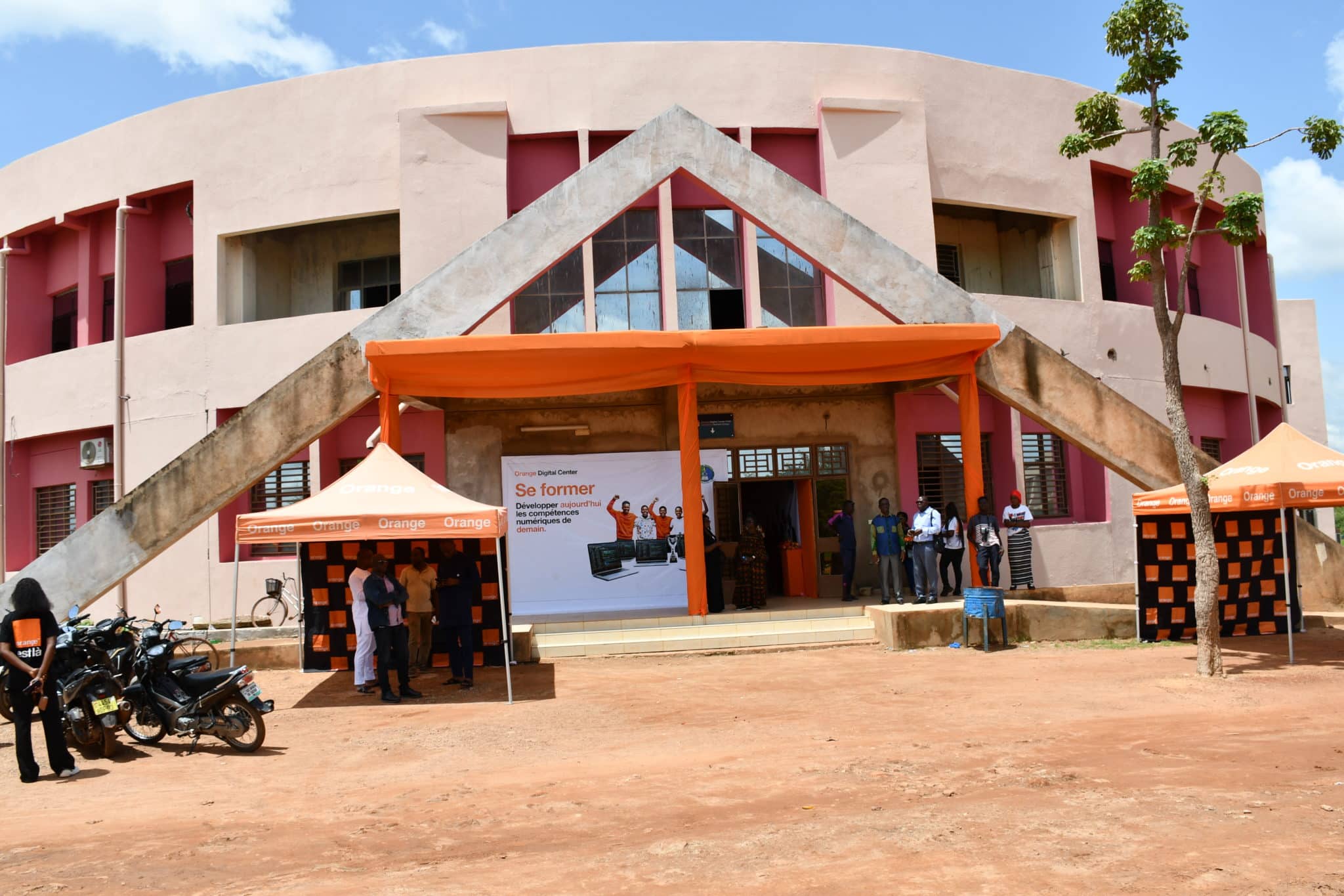 Vue extérieure du bâtiment abritant le troisième Orange Digital Center (ODC) au sein de l'Université Norbert Zongo de Koudougou.