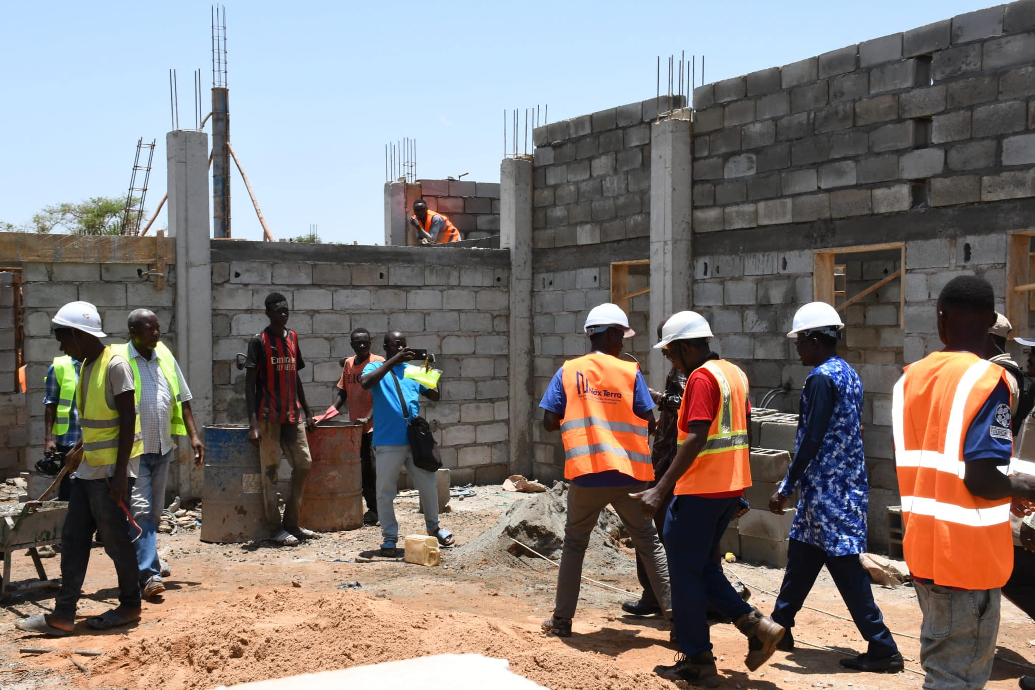 La visite guidée par le ministre et sa délégation sur le chantier du lycée professionnel de Kaya en pleine construction.
