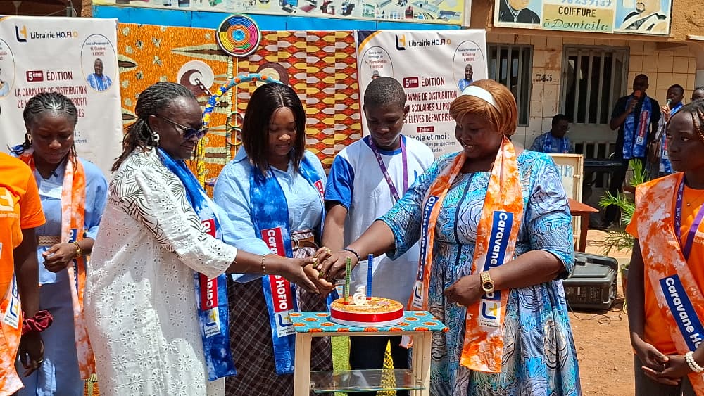 Une coupe de gâteau symbolique pour célébrer les 5 ans de la caravane et le cap des 600 enfants accompagnés