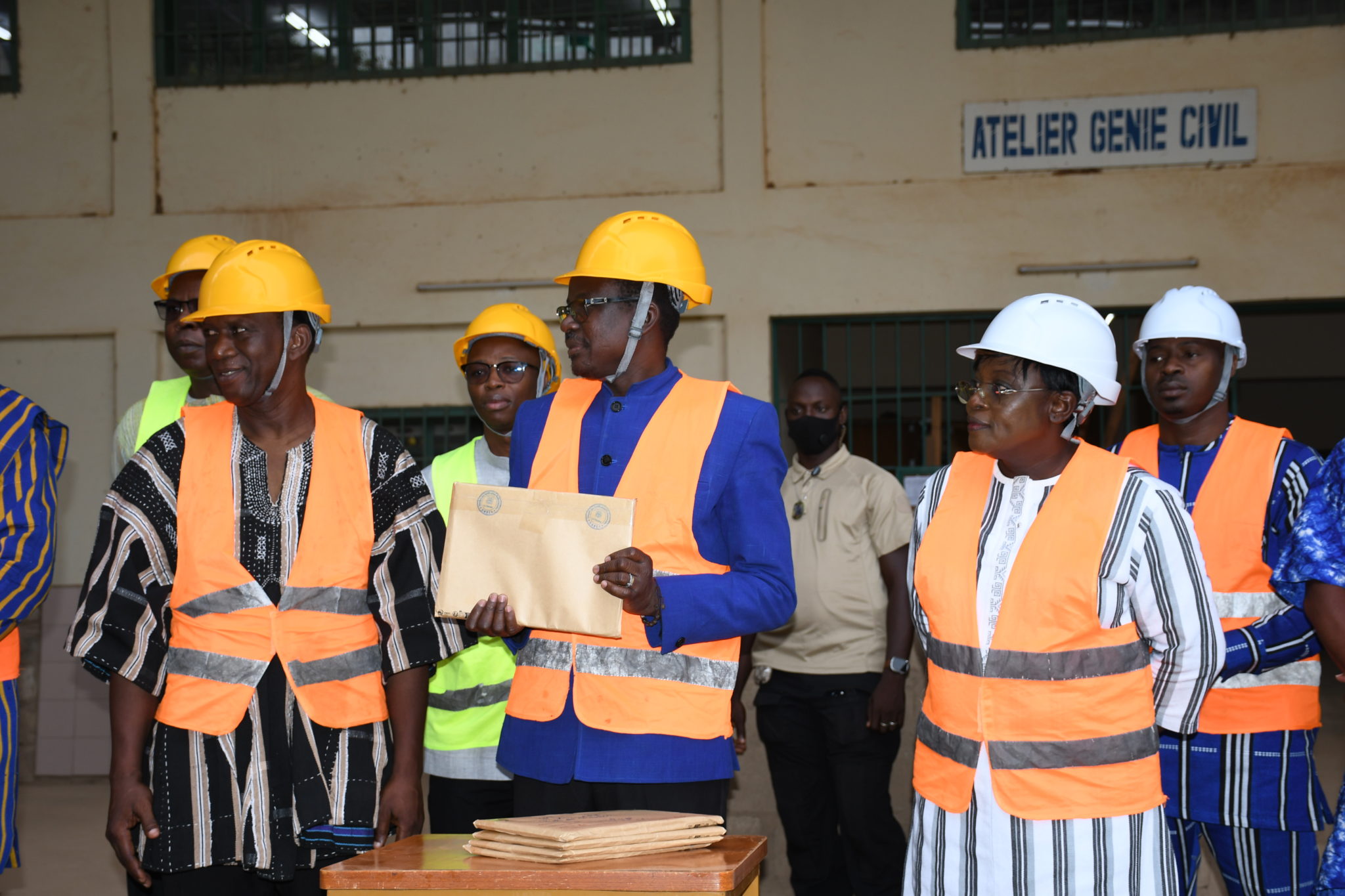 Le ministre de l’Enseignement secondaire, de la Formation technique et professionnelle, le Pr Moumouni Zoungrana, lors du lancement des épreuves pratiques à Ziniaré.