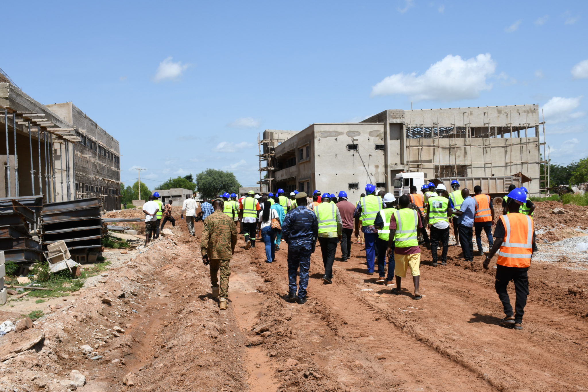 Les autorités constatant l’avancement des travaux de construction du lycée professionnel, conçu à proximité des pôles de croissance