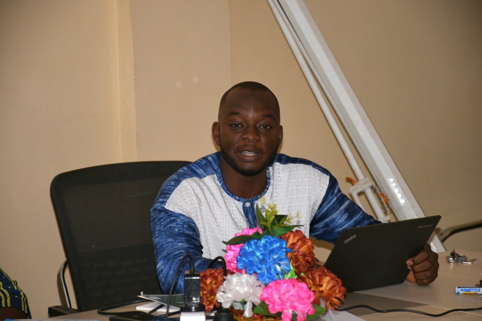 L'ingénieur en agriculture Abdourahim Ouédraogo présentant les avantages comparatifs de la pépinière par rapport au semis direct