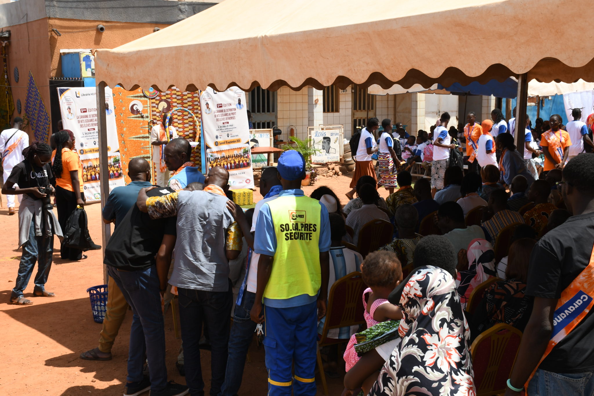 La 5e édition de la Caravane du Livre a mobilisé la communauté à Wayalghin pour soutenir la scolarité de 160 enfants défavorisés
