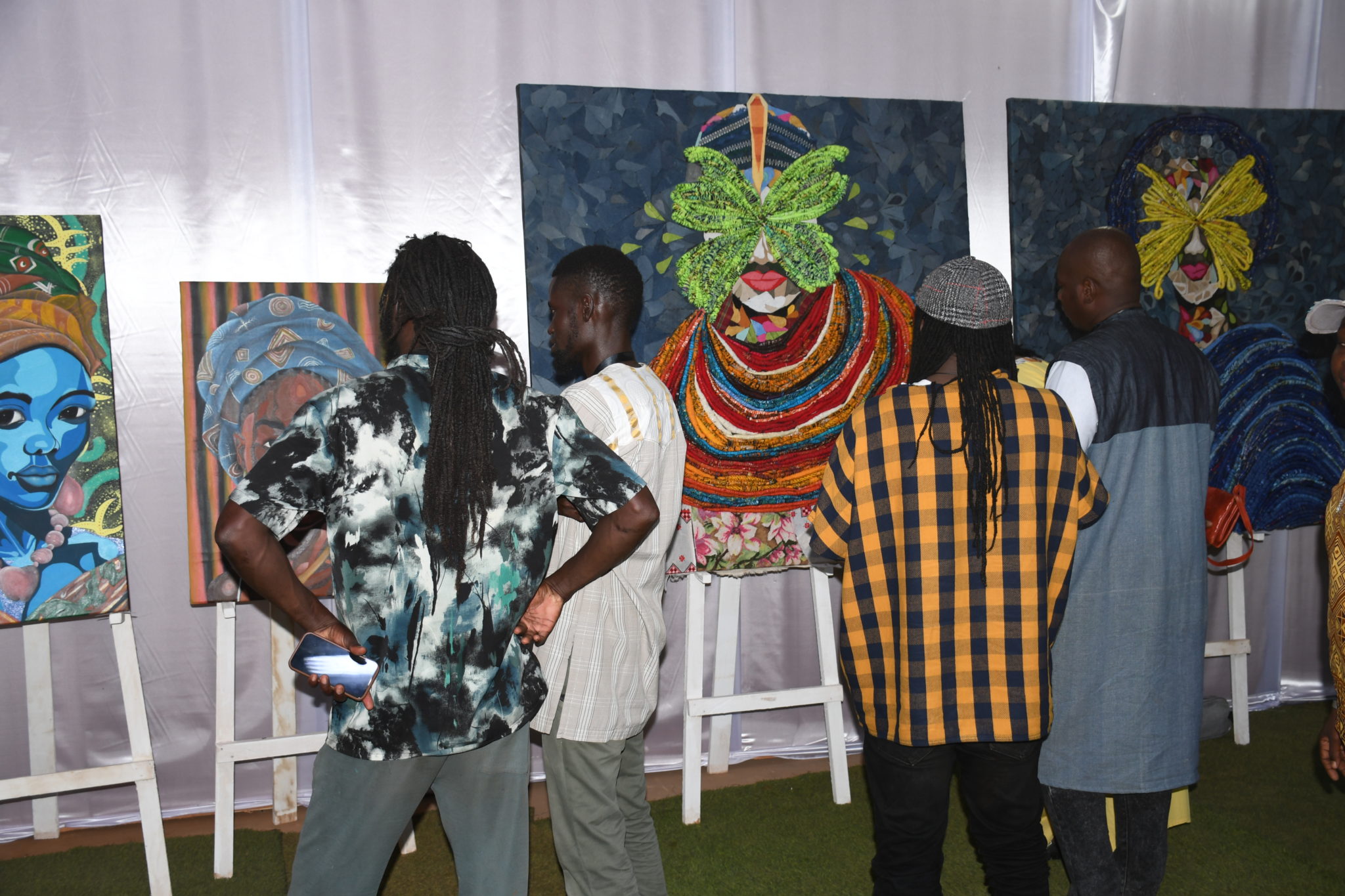 Baba Tshikama partageant l'espace de la galerie internationale avec d'autres artistes plasticiens lors des RIPO 2026