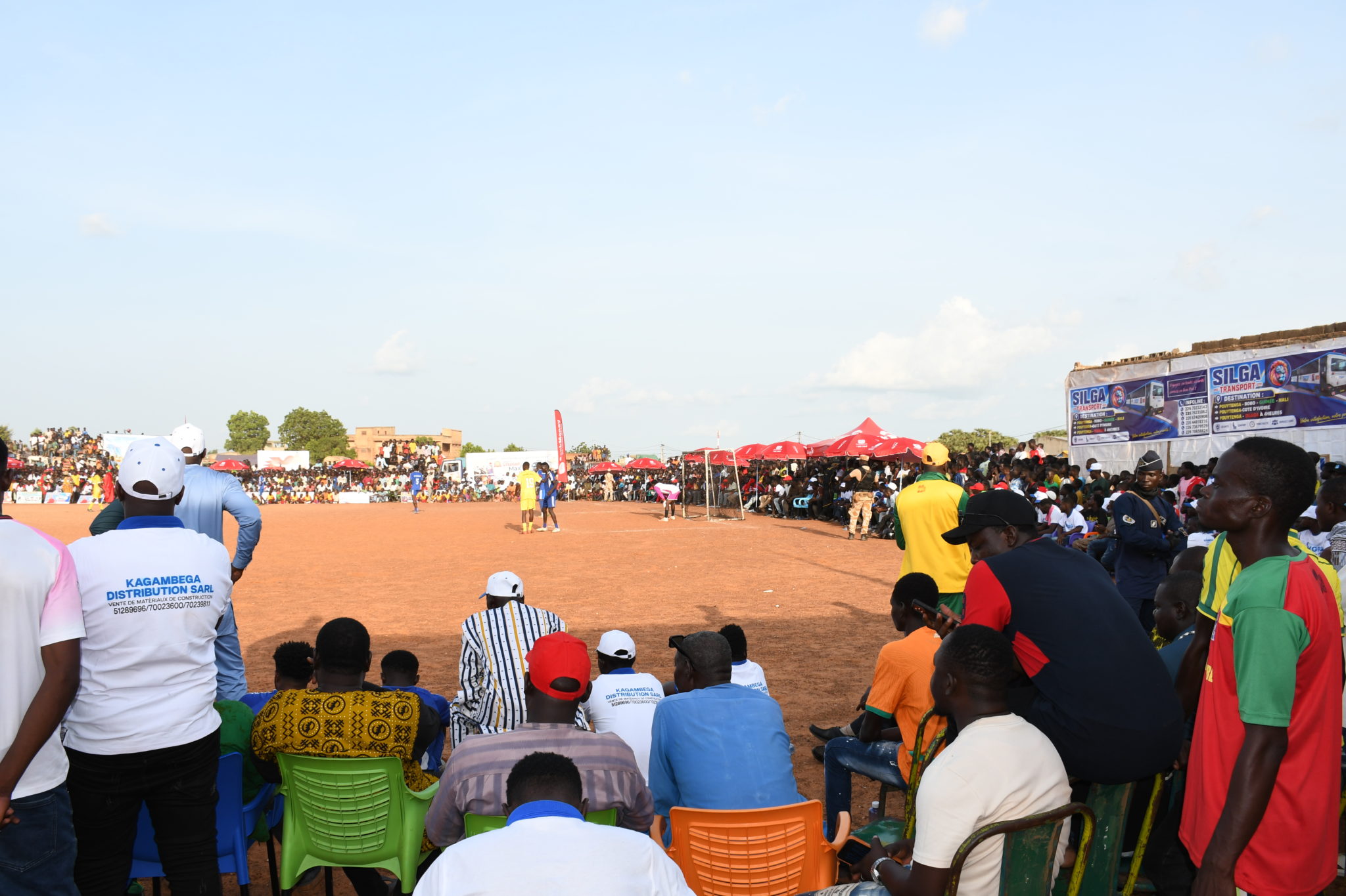la foule rassemblée sur le terrain Naaba Bougoum de Pouytenga pour la clôture du tournoi.