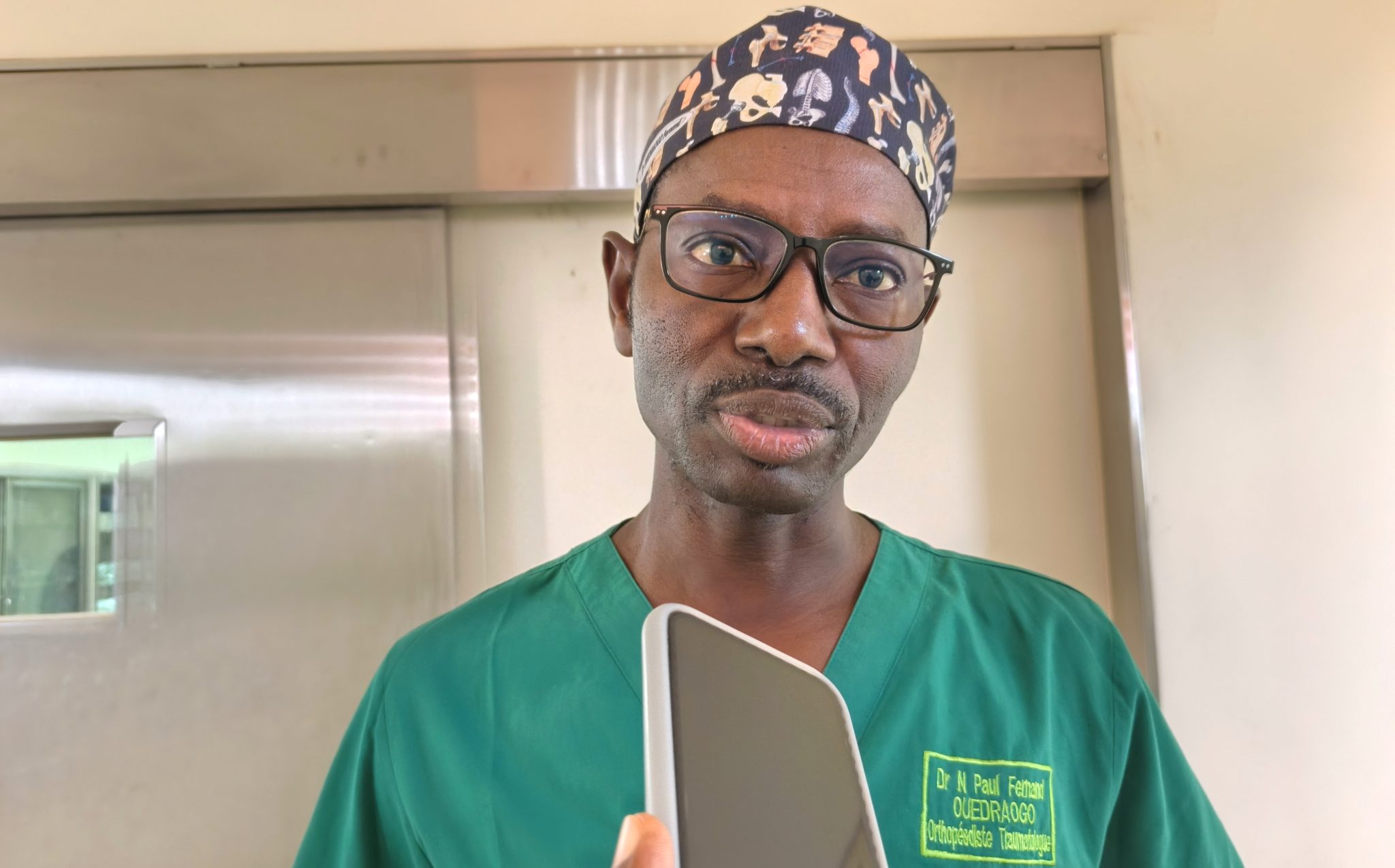 Dr Paul Fernand Ouédraogo est chirurgien orthopédiste et traumatologue au CHU de Tengandogo