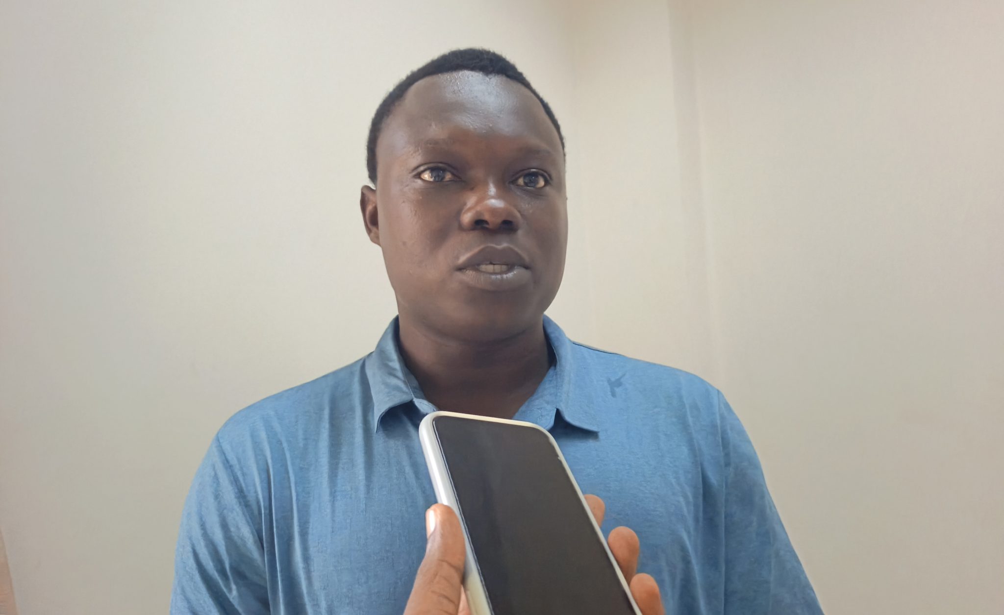 Cheikh Ahmed, fils de Mme Barry, heureux de revoir sa mère marcher sans l'aide de quelqu'un