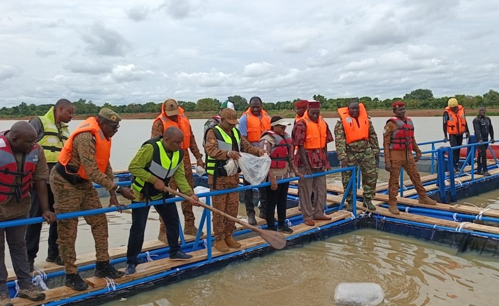 Barrage de Pô-Kapro : 20 cages flottantes empoissonnées avec des pangasius