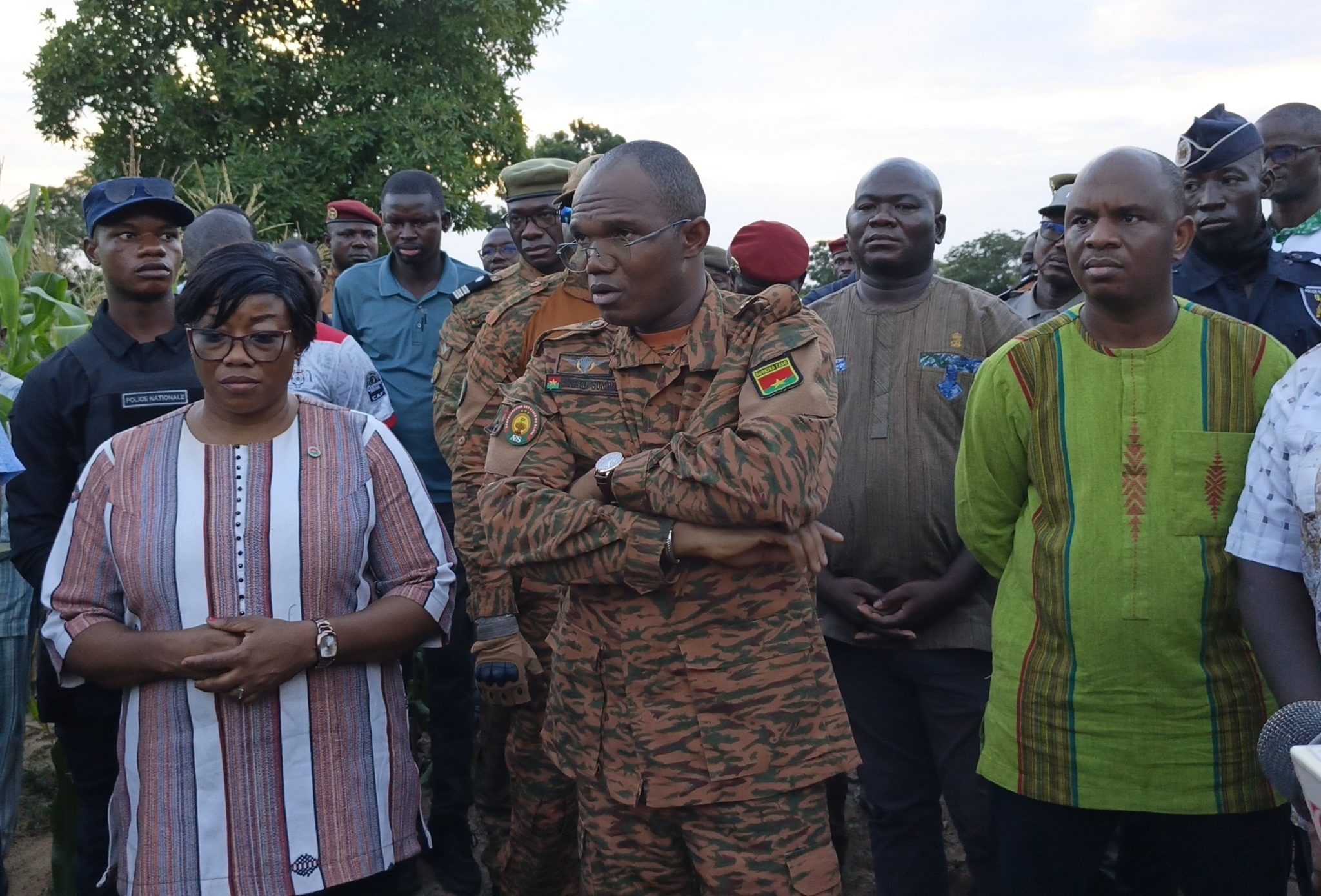 Au milieu en tenue militaire, commandant Ismaël Sombié