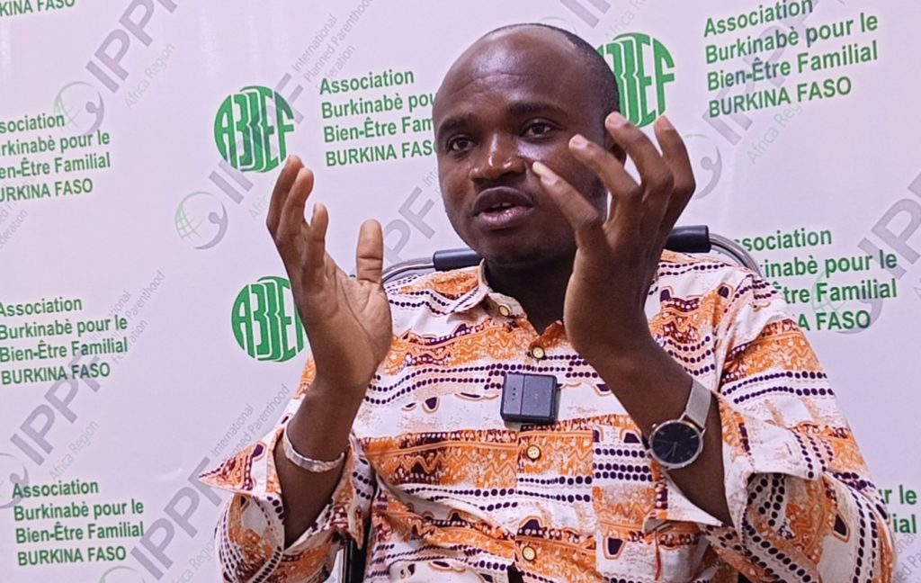 Le Centre d’écoute pour jeunes est un cadre sûr affirme Jean Benjamin Bado, chef projets jeunes à l'ABBEF et coordonnateur du centre 