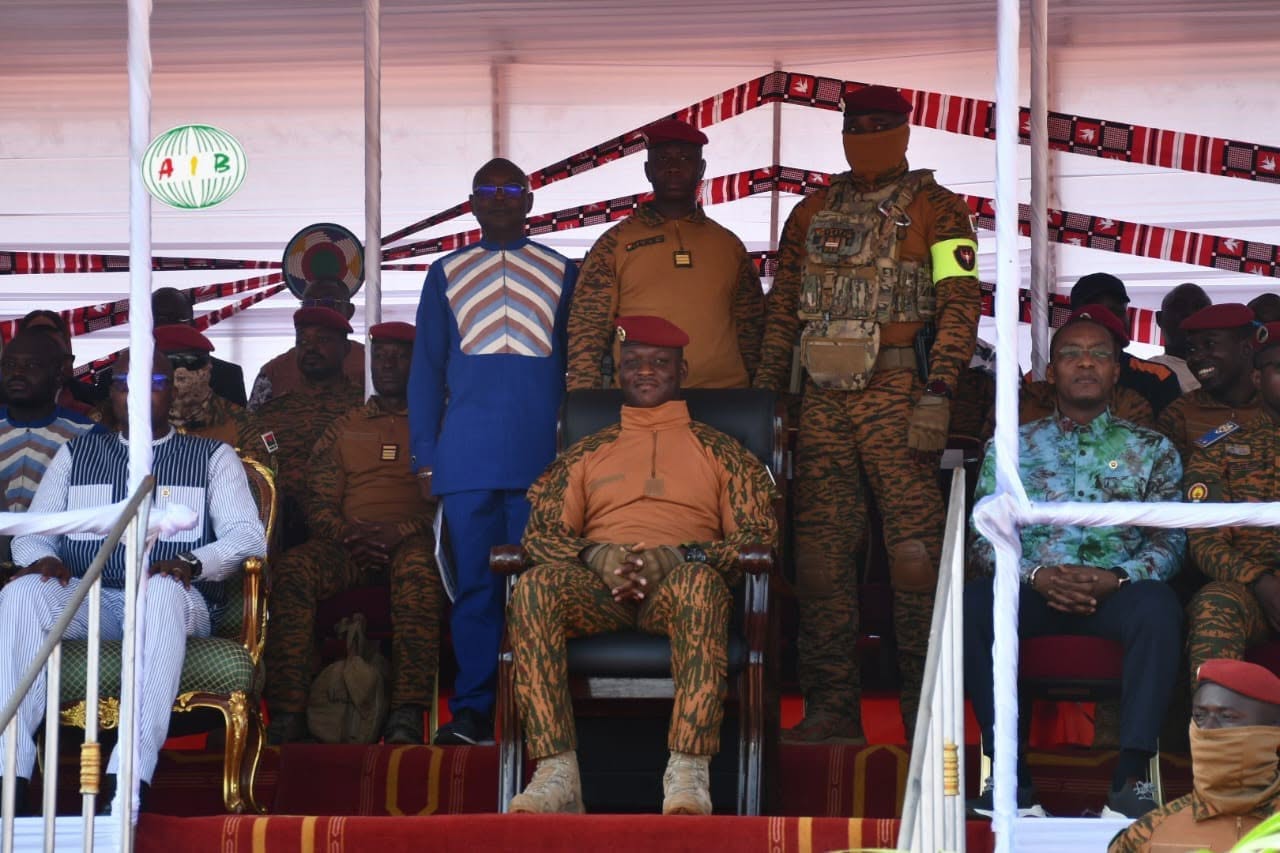 Le Camarade Président du Faso, le Capitaine Ibrahim TRAORÉ, est habillé aujourd'hui dans une tenue militaire totalement confectionnée au Burkina Faso