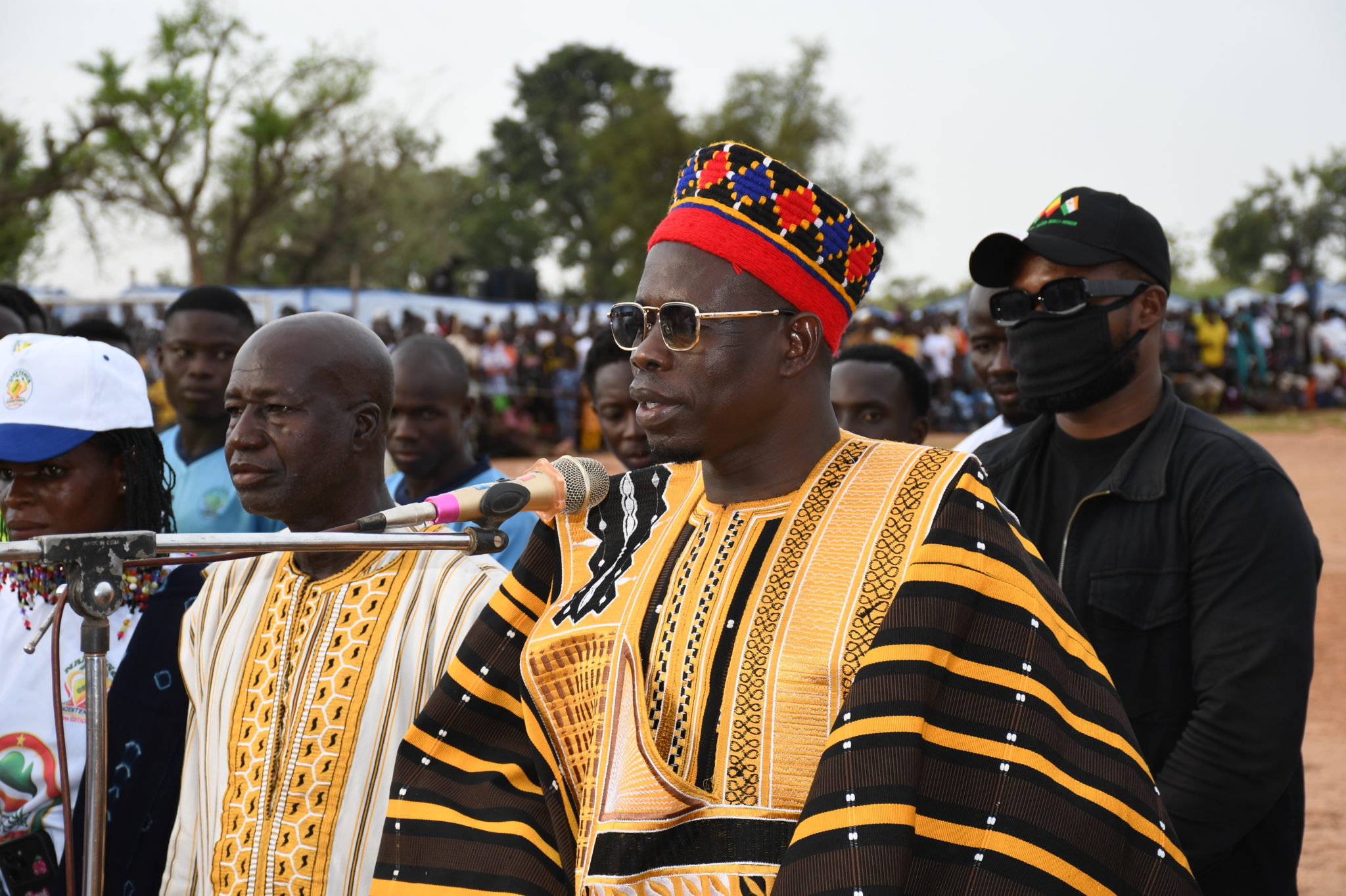 Rissiam Kiendpalgo Naaba Saneem, PDG de la société Wend Panga et parrain de l'édition, aux côtés des acteurs du tournoi