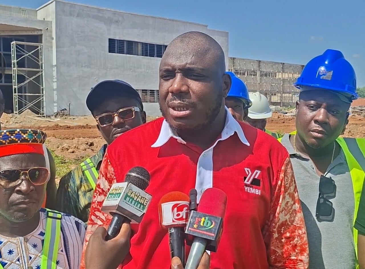 Cheick Omar Bounkoungou) : Le responsable de l'entreprise expliquant l'état d'avancement des travaux