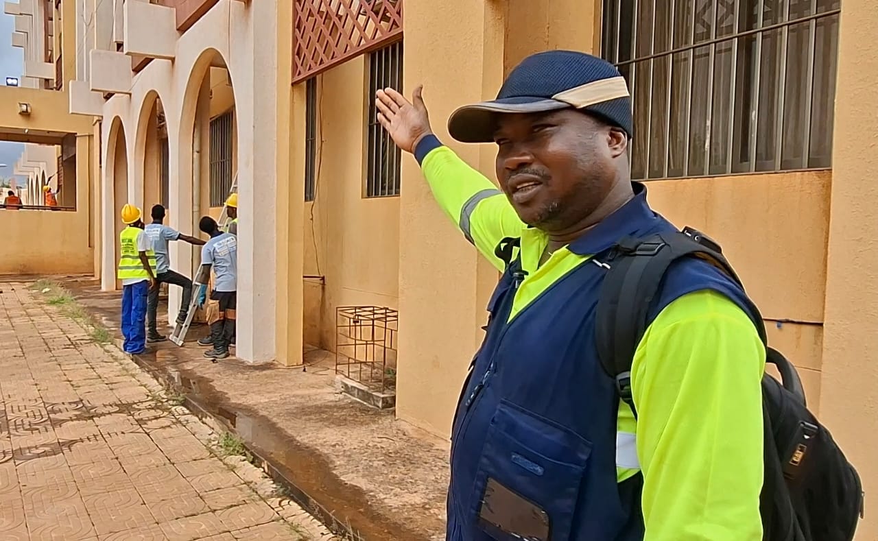 Sawadogo Tegwendé Charles, technicien en maintenance industrielle, expliquant les consignes de sécurité sur les nouveaux équipements.