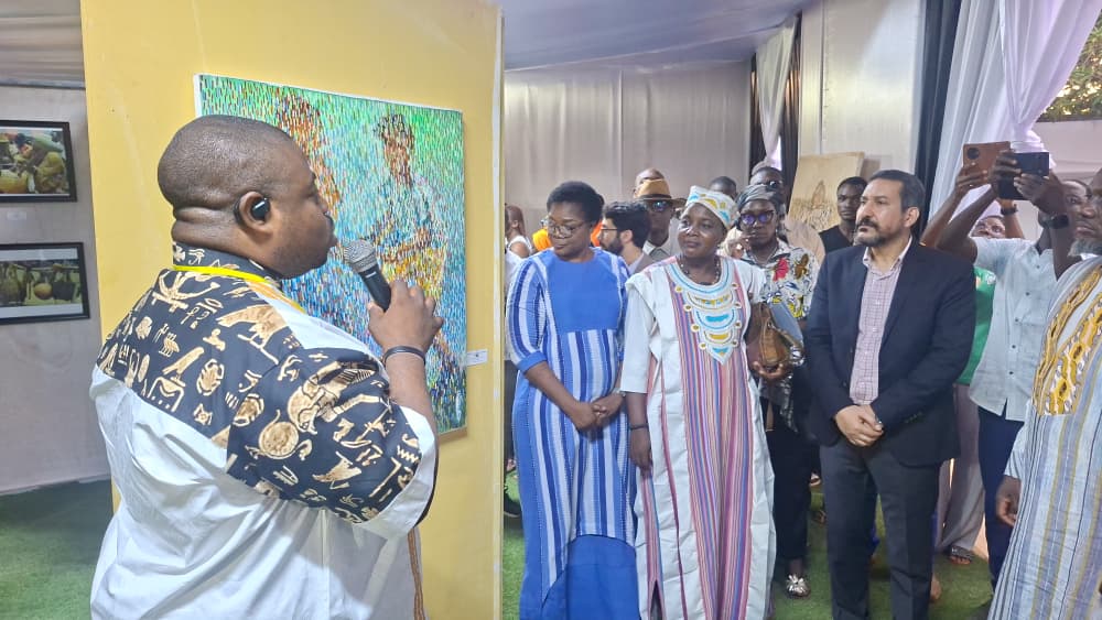 Visite officielle de l'exposition internationale par les personnalités