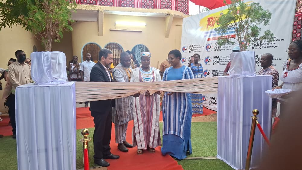 Les personnalités officielles procèdent à la coupure du ruban pour inaugurer l'exposition internationale des RIPO 2026