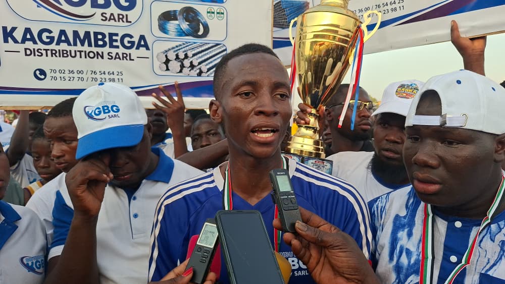 Le capitaine Ali Diallo et ses coéquipiers savourent leur sacre sur le terrain Naaba Bougoum de Pouytenga