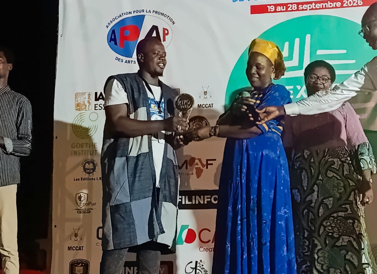 L'artiste malien Seydou Traoré recevant sa distinction des mains de Dr Adama Segda
