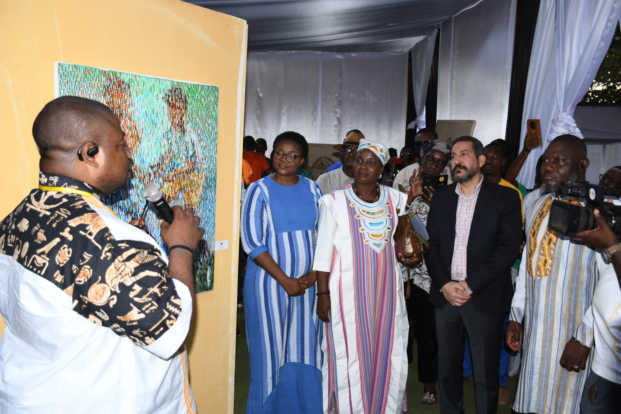 L'artiste peintre Baba Tshikama expliquant sa démarche de « peinture transmissive » au public burkinabé