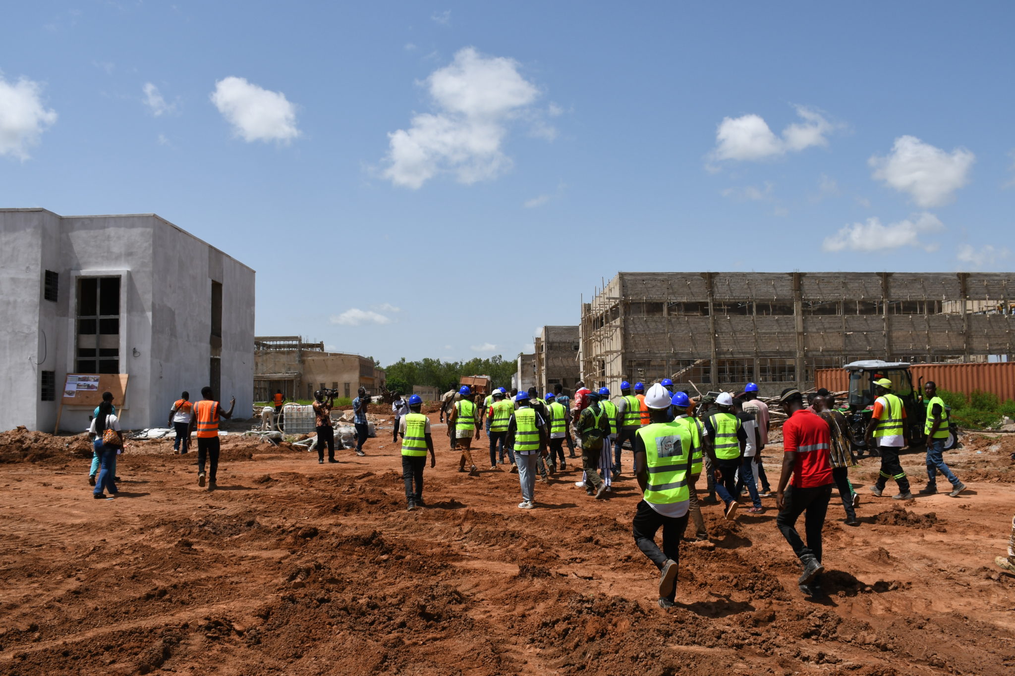 Visite guidée des officiels sur le chantier du lycée professionnel de Bagré
